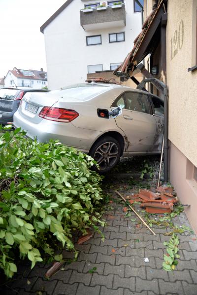 Aelterer Mann kracht mit Mercedes in Haus in Stuttgart-Luginsland